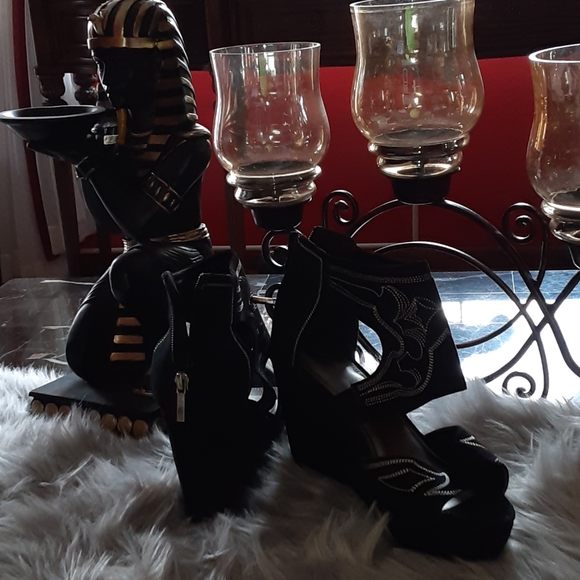 Sandals - Picture 2 of 4